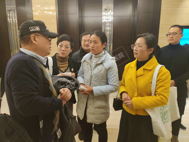11(圖:大咖面對(duì)面環(huán)節(jié),崔麗主任向曾小峰教授求教問題).gif